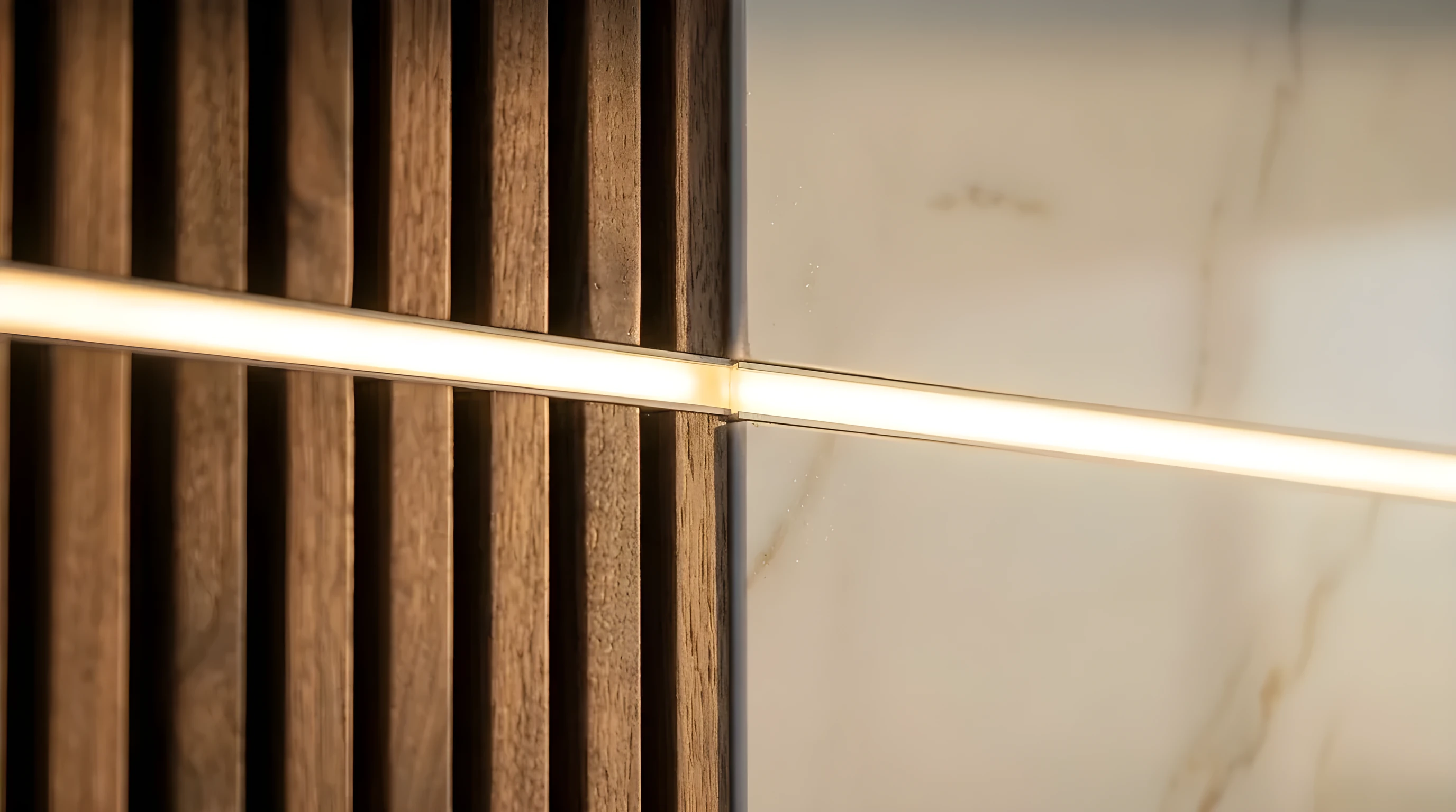 La línea de luz cruzando los listones de nogal y el centro con patrón de piedra, de cerca