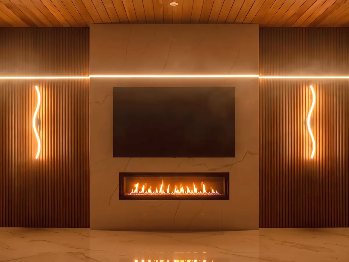 Panel central con patrón, fuego lineal, listón de nogal y una línea de luz