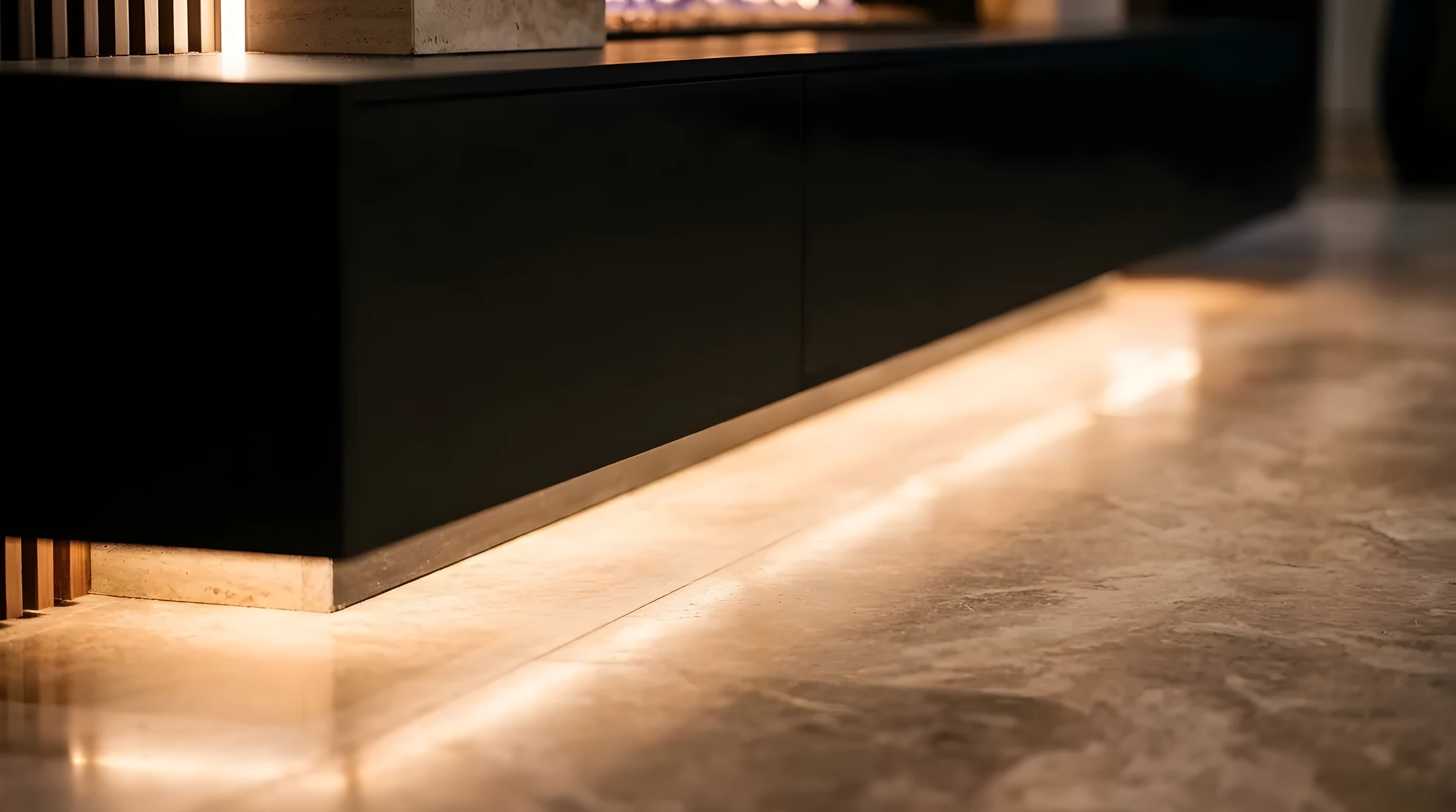 Luz cálida bajo la credenza flotante